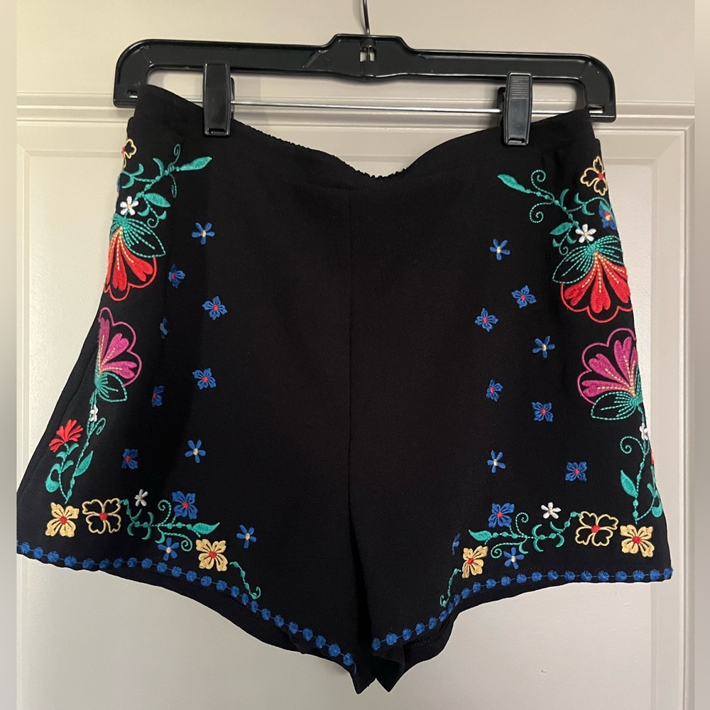 Floral shorts (matching set- bottom)